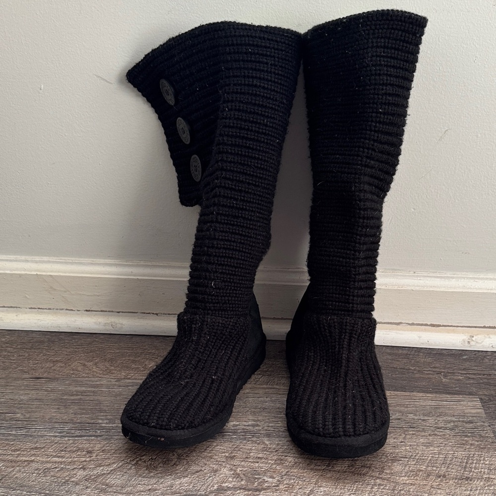 Women’s UGG boots. Cable knit. Black. Size 7
